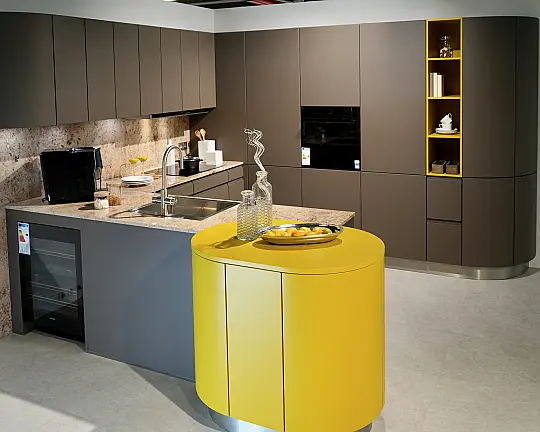 CONTUR Luxus-Musterküche mit Granit Kashmir Gold | Miele Weinklimaschrank, Siemens iQ700 & Franke Waterhub - ALM 54.170