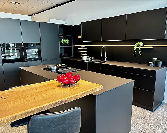 Black beauty! Schwarze Designküche mit Polymerglas-Fronten und AntiFingerPrint, mit Griffleisten, Compact-Arbeitsplatten, Premium-Miele-Geräten und hochwertiger Ausstattung! - C2 SGM Smartglas matt in A187 Polymerglas onyxschwarz matt