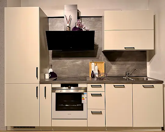 Moderne Nobilia Designküche in Premiumweiß matt mit Siemens Backofen und Kühl-/Gefrierkombination, AEG Kochfeld und Designhaube, LED-Beleuchtung sowie durchdachter Komfortausstattung – inklusive Lieferung & Montage. - 357 Senso