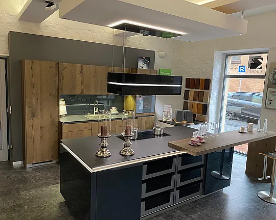 Exclusive Musterküche aus dem Hause Beckermann Küchen - Dover Risseiche Echtholzfunier & Nova HGL Anthrazit