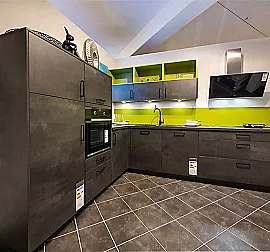 Moderne L-Küche in Schwarzbeton-Optik