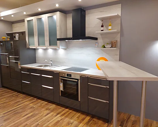 Moderner Küchenblock mit aufgesetzten Griffleisten Edelstahlfarbig / inklusive Geräte - Flash, Lacklaminat Schiefergrau Hochglanz