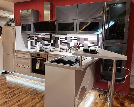 Moderne L-Küche - LUX - Schiefergrau und Seidengrau Hochglanz lackiert / Beton grau Nachbildung