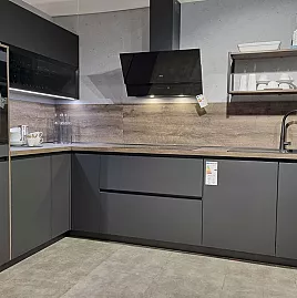 Schwarze Nobilia L-Küche mit AEG-Geräten