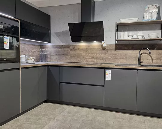 Schwarze Nobilia L-Küche mit AEG-Geräten - Easytouch Lacklaminat Graphitschwarz ultramatt
