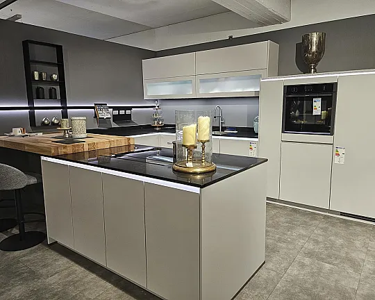Nobilia Einbauküche mit hochwertiger Geräteausstattung und Quarz-Stein-Arbeitsplatte - 171 Fashion, 406 Lack Seidengrau matt
