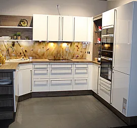 moderne Küche in U-Form, Magnolie Hochglanz, mit Markengeräten und Dampfgarer von Miele, mit Glas-Nischenrückwand und Jalousie-Schrank
