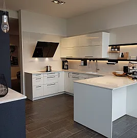 Moderne Küche in U-Form in weiß mit separater Gerätehochschrank-Zeile in Vulkaneiche