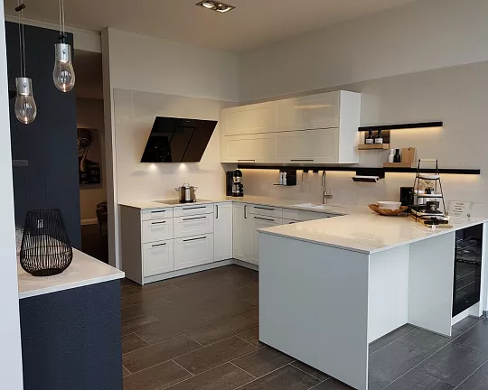 Moderne Küche in U-Form in weiß mit separater Gerätehochschrank-Zeile in Vulkaneiche - Inpura AV 5040 weiß Hochglanz Lack und AV 6084 Vulkaneiche geprägt
