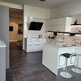 Moderne Küche in U-Form in weiß mit separater Gerätehochschrank-Zeile in Samteiche-greige