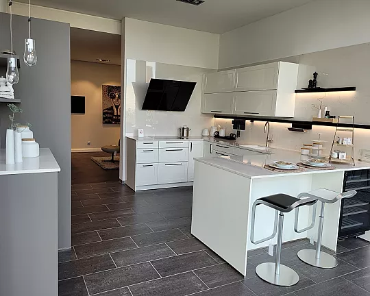 Moderne Küche in U-Form in weiß mit separater Gerätehochschrank-Zeile in Samteiche-greige - Inpura AV 5040 weiß Hochglanz Lack und AV 2042 Samteiche-greige