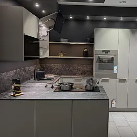 Moderne U-Küche in Steinbeige Schichtstoff