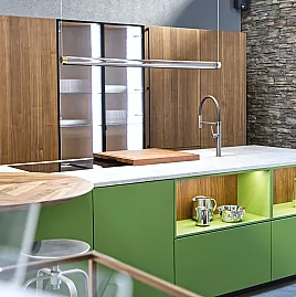 Küche mit Kochinsel und Naturstein Arbeitsplatte