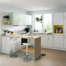 L-Küche mit Essplatz und Fronten in Farbkombination