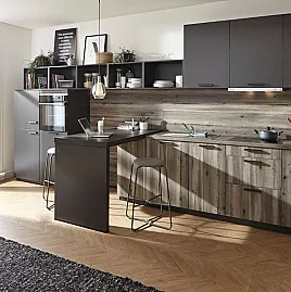 Komfortable Küchenzeile in Lavaschwarz und Holz Farbkombination