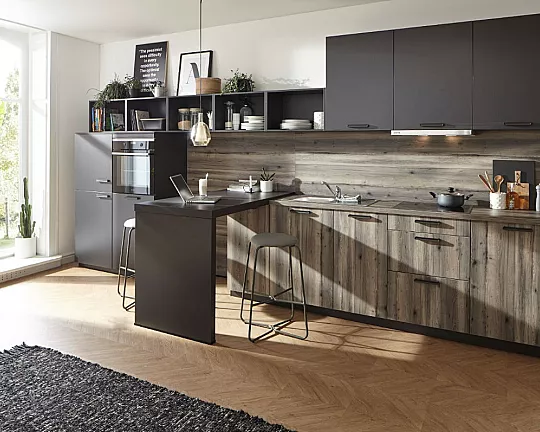 Komfortable Küchenzeile in Lavaschwarz und Holz Farbkombination - Nova