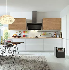 Moderne L-Küche in Weiß softmatt und Chalet Eiche Farbkombination