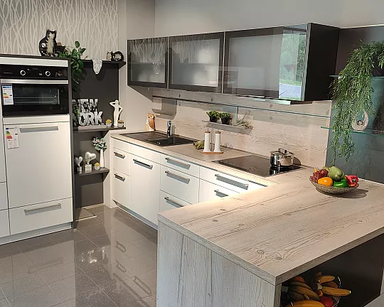 Zeitlose Küche in grau mit Holzpotik - Nova