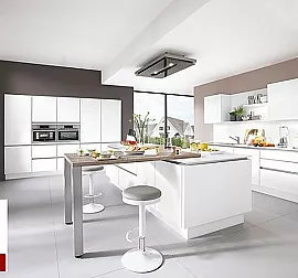 Witte greeploze keuken met kookeiland