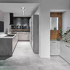 Nobilia U-Küche Beton grau mit Esstheke & Hauswirtschaftsraum