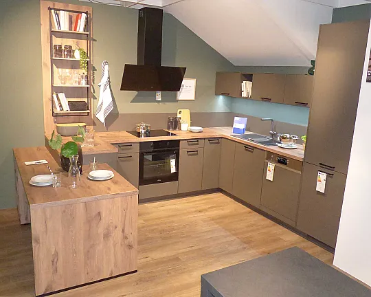 moderne Musterküche mit Einbaugeräten - Laser