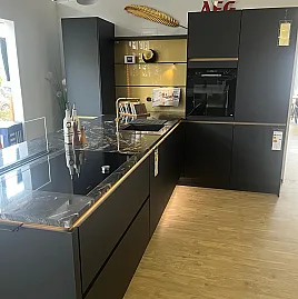 Hochwertige Graphitschwarze Küche mit grifflosem Design in goldener Kombination mit Granit Arbeitsplatten