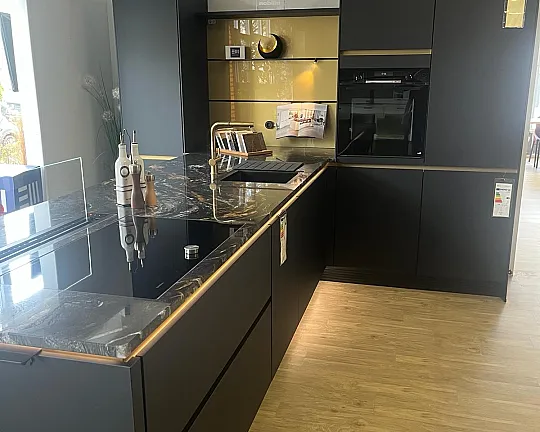 Hochwertige Graphitschwarze Küche mit grifflosem Design in goldener Kombination mit Granit Arbeitsplatten - Line-N Easytouch - Gaphitschwarz mit 3cm massive Natursteinplatte u. hochw. Geräte