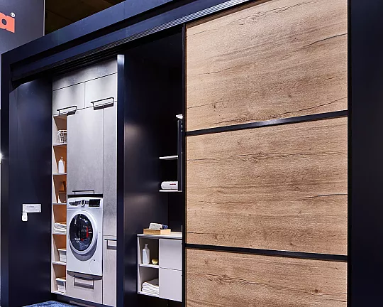 Exklusiver Hauswirtschaftsraum - Abgetrennt mit Schiebetüren - Waschmaschine + Waschtrockner von Bosch - Easytouch & Riva