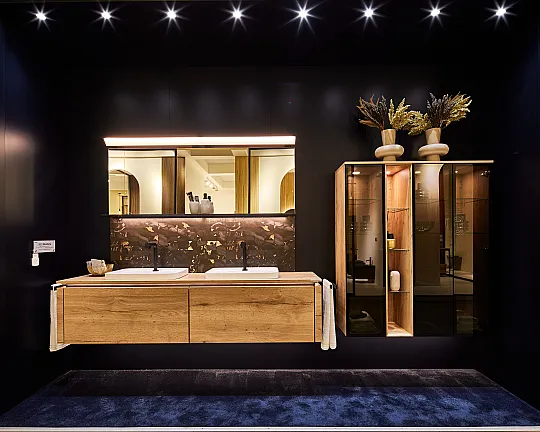 Exklusives Badezimmer - Doppelwaschtischanlage - Traumhafte Glasschränke mit LED-Beleuchtungen - Keramik - Structura