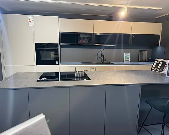 moderne grifflose Küche mit Insel - 945 in Lacklaminat Taupegrau