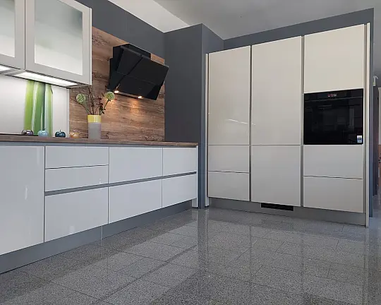 Zeitlose und moderne Magnolia - Hochglanz - Lack - Küche  aufgebaut in L-Form - veränderbar - Modell: 555 Lux in 816 Lack, LINE N