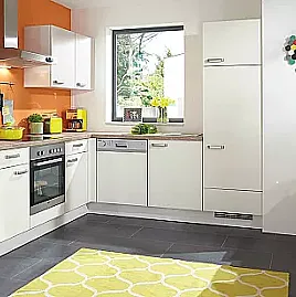 L-Küche mit Fronten in Weiß softmatt