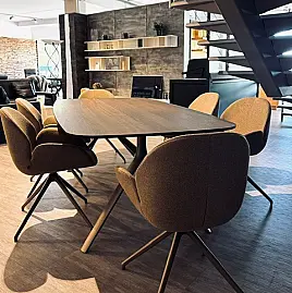 Holztisch mit Metallfuß