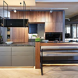 Koje 64 KH: Große grifflose Inselküche mit Keramik Arbeitsplatte