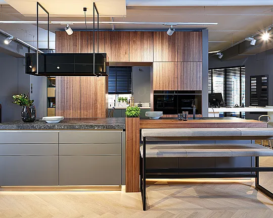 Koje 64 KH: Große grifflose Inselküche mit Keramik Arbeitsplatte - NX670 Nussbaum Furnier mit Rillen und NX902 Mattglas Basaltgrau