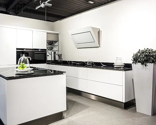Moderne keuken met keukeneiland en Silestone Eternal Marquina werkblad (Koje 32 KL) - NX501 kristalwit hoogglans