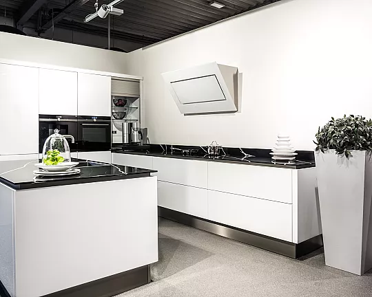 Moderne Küche mit Insellösung und Silestone Eternal Marquina Arbeitsplatte - NX501 Kristallweiß hochglanz (Koje 32 KL)