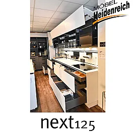 grifflose Luxusküche mit Einschubtüren