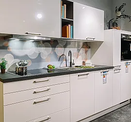 Kompakte Küchenzeile in weißem Glanz