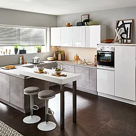 Moderne L-Küche in Beton und Weiß Hochglanz mit Theke