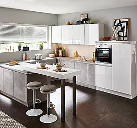 Moderne L-Küche in Beton und Weiß Hochglanz mit Theke
