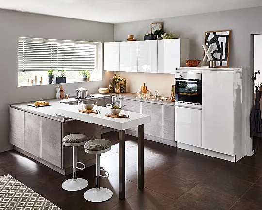Moderne L-Küche in Beton und Weiß Hochglanz mit Theke - Stone / Lux