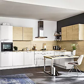 Küchenzeile in Weiß Hochglanz kombiniert mit ARTWOOD Asteiche natur