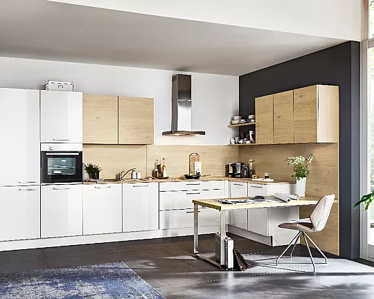 Küchenzeile in Weiß Hochglanz kombiniert mit ARTWOOD Asteiche natur - Lux