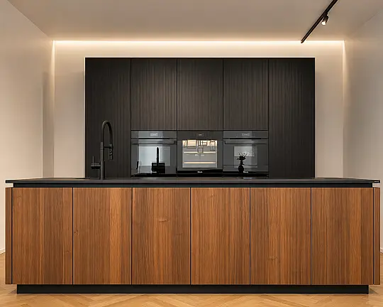 Design Küche Echtholzfurnier Nußbaum Furnier - Grfflosküche  Echtholz  Furnier Lamelle Nussbaum kombiniert mit Eiche Furnier schwarz