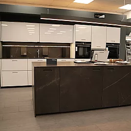 Traumhafte Next-Küche  - Kontrastreiche Küche in weiß und nero