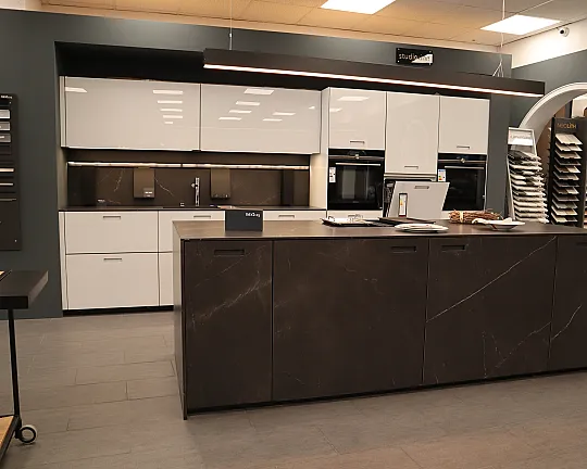 Traumhafte Next-Küche  - Kontrastreiche Küche in weiß und nero - NX911/ NX960 -  ohne Elektrogeräte!