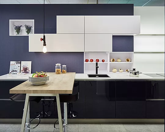 Moderne Küchenzeile in Hochglanz-Optik - AV 4030 / AV 2035 Samtblau Hochglanz Lack / Polarweiß Lachlaminat