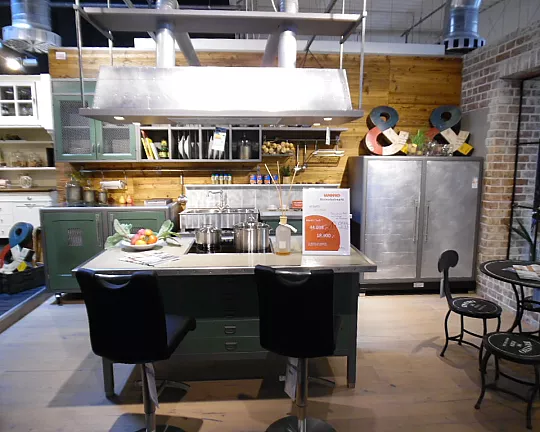 Handgefertigte Küche im Industrial-Style mit Kochinsel und Thekenbereich - Loft Verde