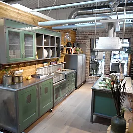 Handgefertigte Küche im Industrial-Style mit Kochinsel und Thekenbereich